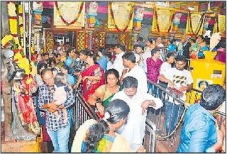 వరుస సెలవులతో ఇంద్రకీలాద్రిపై భక్తుల రద్దీ