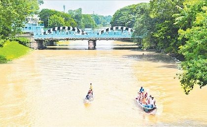 పర్యాటక జలహాసం