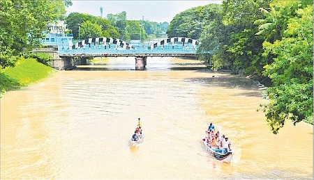 పర్యాటక జలహాసం