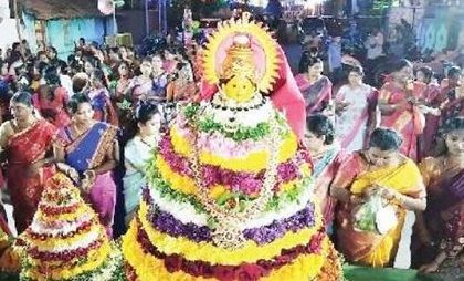 అంబరానంటిన బతుకమ్మ సంబరాలు