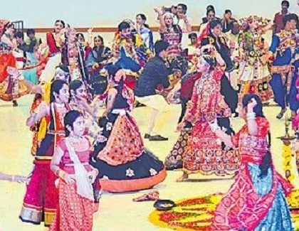 దాండియా ఆటలు.. సరదా పాటలు