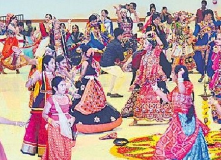 దాండియా ఆటలు.. సరదా పాటలు