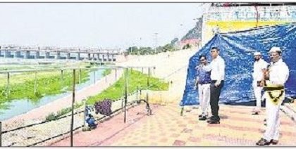 భక్తులు వదిలే వస్త్రాల కోసం ప్రత్యేక ఏర్పాట్లు