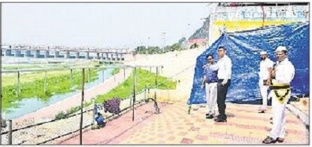 భక్తులు వదిలే వస్త్రాల కోసం ప్రత్యేక ఏర్పాట్లు