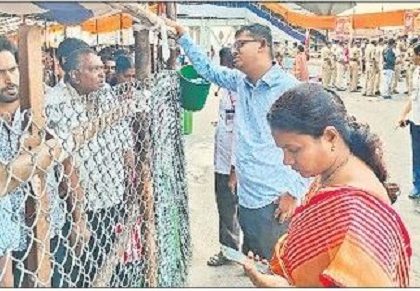 దసరా ఉత్సవాల్లో క్యూలైన్లు పరిశీలన
