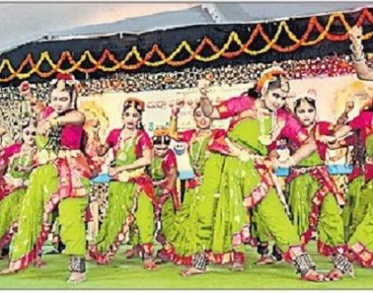 ఆకట్టుకుంటున్న కళా ప్రదర్శనలు