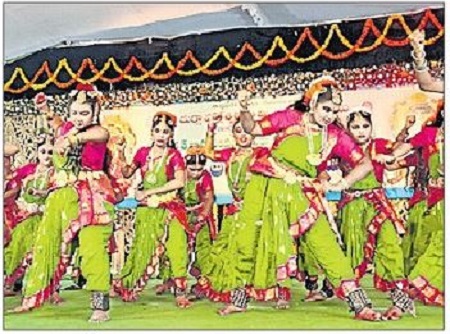 ఆకట్టుకుంటున్న కళా ప్రదర్శనలు