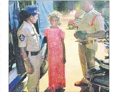 మానవత్వం చాటిన గుణదల పోలీసులు