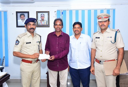 రిటైర్డ్ హోంగార్డు కుటుంబానికి ఆర్థిక సహాయం అందించిన అడ్మిన్ డి.సి.పి శ్రీ మోకా సత్తిబాబు గారు
