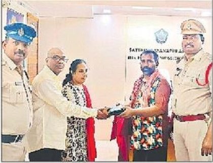 ఆటో డ్రైవర్ నిజాయితీ.. అభినందించిన పోలీసులు