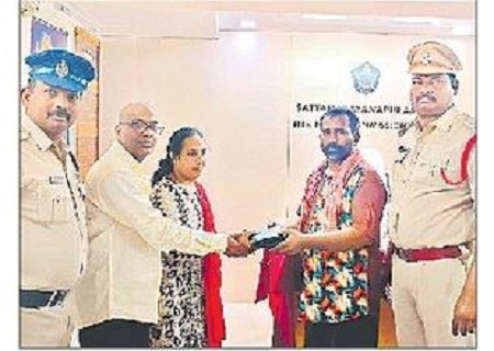 ఆటో డ్రైవర్ నిజాయితీ.. అభినందించిన పోలీసులు
