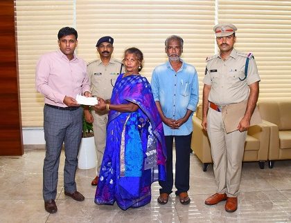 రిటైర్డ్ హోంగార్డుకు ఆర్థిక సాయం అందించిన పోలీస్ కమీషనర్ శ్రీ కాంతి రాణా టాటా ఐపీఎస్ గారు