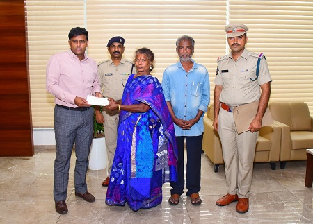 రిటైర్డ్ హోంగార్డుకు ఆర్థిక సాయం అందించిన పోలీస్ కమీషనర్ శ్రీ కాంతి రాణా టాటా ఐపీఎస్ గారు