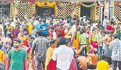దుర్గమ్మ సన్నిధిలో భక్తుల రద్దీ