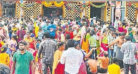 దుర్గమ్మ సన్నిధిలో భక్తుల రద్దీ