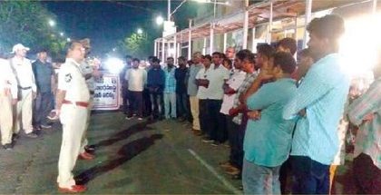 ద్విచక్ర వాహనదారులు తప్పనిసరిగా హెల్మెట్ ధరించాలి