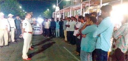 ద్విచక్ర వాహనదారులు తప్పనిసరిగా హెల్మెట్ ధరించాలి