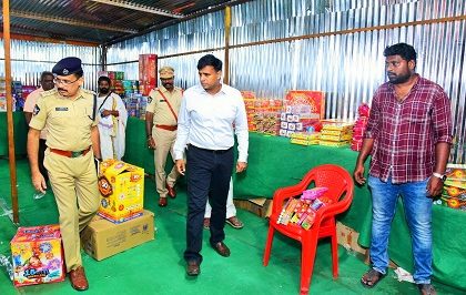 బాణాసంచా విక్రయ ప్రదేశాలను తనిఖీ చేసిన నగర పోలీస్ కమీషనర్ శ్రీ కాంతి రాణా టాటా ఐపీఎస్ గారు