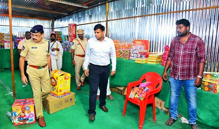 బాణాసంచా విక్రయ ప్రదేశాలను తనిఖీ చేసిన నగర పోలీస్ కమీషనర్ శ్రీ కాంతి రాణా టాటా ఐపీఎస్ గారు