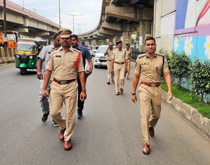 బెంజ్ సర్కిల్ వద్ద ట్రాఫిక్ ను పరిశీలించిన డిప్యూటి పోలీస్ కమీషనర్ శ్రీ విశాల్ గున్ని ఐ.పి.ఎస్., గారు