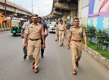 బెంజ్ సర్కిల్ వద్ద ట్రాఫిక్ ను పరిశీలించిన డిప్యూటి పోలీస్ కమీషనర్ శ్రీ విశాల్ గున్ని ఐ.పి.ఎస్., గారు