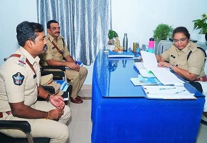 నందిగామ టౌన్ పోలీస్ స్టేషన్ ను వార్షిక తనిఖీ చేసిన డి.సి.పి. శ్రీమతి అజిత వేజెండ్ల ఐ.పి.ఎస్., గారు.