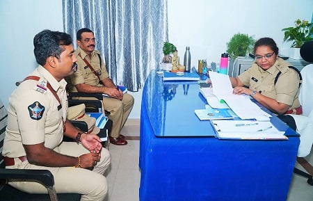 నందిగామ టౌన్ పోలీస్ స్టేషన్ ను వార్షిక తనిఖీ చేసిన డి.సి.పి. శ్రీమతి అజిత వేజెండ్ల ఐ.పి.ఎస్., గారు.