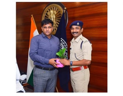 పోలీస్ కమీషనర్ శ్రీ కాంతి రాణా టాటా ఐపిఎస్‌ గారిని మర్యాదపూర్వకంగా కలిసిన అడ్మిన్ డీసీపీ శ్రీ మోకా సత్తిబాబు గారు