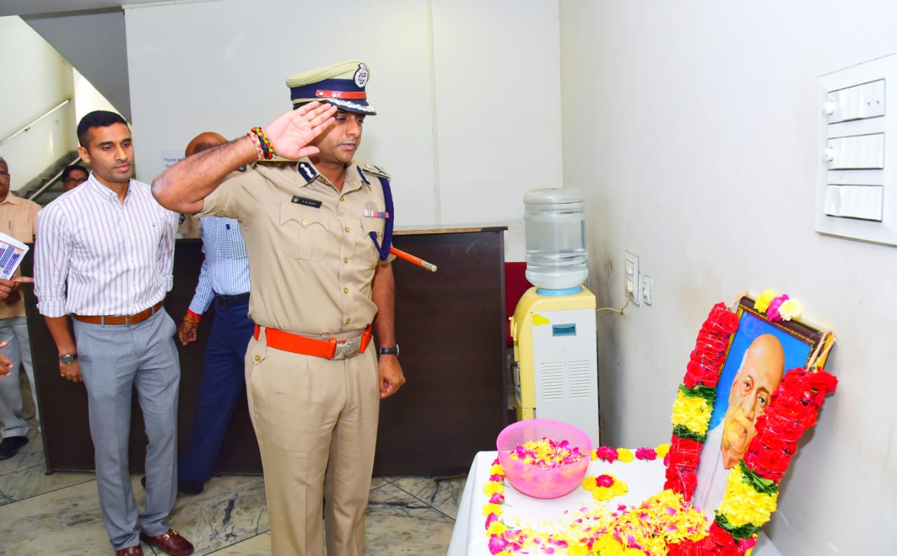 శ్రీ సర్దార్ వల్లభాయ్ పటేల్కు నివాళులర్పించిన పోలీస్ కమీషనర్ శ్రీ కాంతి రాణా టాటా ఐపిఎస్ గారు