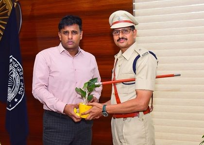 పోలీస్ కమీషనర్ శ్రీ కాంతి రాణా టాటా ఐపిఎస్‌ గారిని మర్యాదపూర్వకంగా కలిసిన ఏడీసీపీ శ్రీ ఎల్. చెంచి రెడ్డి గారు