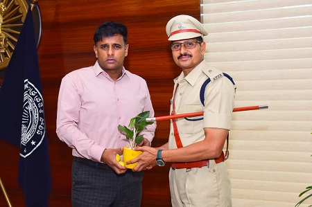 పోలీస్ కమీషనర్ శ్రీ కాంతి రాణా టాటా ఐపిఎస్‌ గారిని మర్యాదపూర్వకంగా కలిసిన ఏడీసీపీ శ్రీ ఎల్. చెంచి రెడ్డి గారు