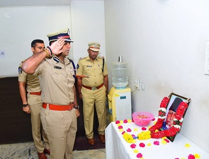 మౌలానా అబ్దుల్ కలాం ఆజాద్ వారి చిత్ర పటానికి నివాళులు అర్పించిన పోలీస్ కమీషనర్ శ్రీ కాంతి రాణా టాటా ఐపీఎస్ గారు