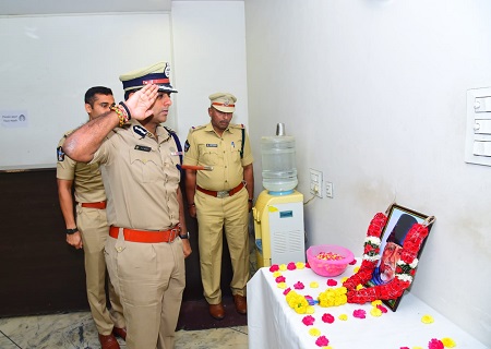 మౌలానా అబ్దుల్ కలాం ఆజాద్ వారి చిత్ర పటానికి నివాళులు అర్పించిన పోలీస్ కమీషనర్ శ్రీ కాంతి రాణా టాటా ఐపీఎస్ గారు