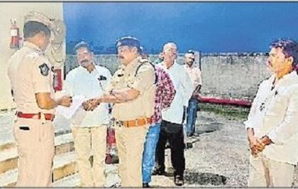 నిబంధనల మేరకు దుకాణాలకు అనుమతి
