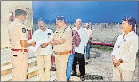 నిబంధనల మేరకు దుకాణాలకు అనుమతి