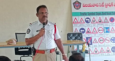 నగరంలో ట్రాఫిక్ నిబంధనలను ఉల్లంఘించిన వారిపై ప్రత్యేక తనిఖీలు మరియు కౌన్సిలింగ్