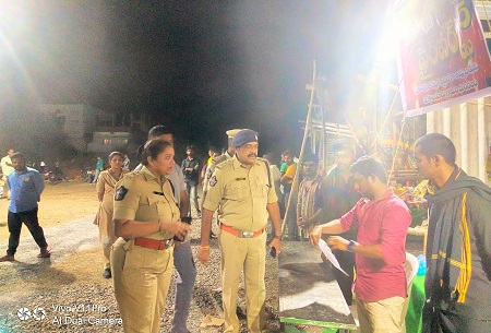 బాణాసంచా విక్రయ ప్రదేశాలను ఆకస్మిక తనిఖీ చేసిన డీసీపీ శ్రీమతి అజిత వేజెండ్ల ఐపీఎస్ గారు