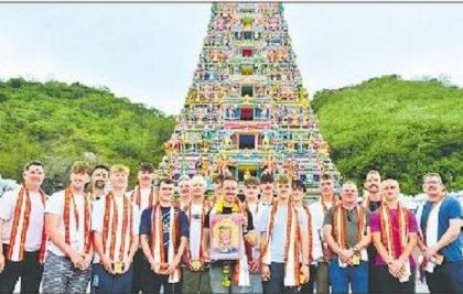 దుర్గమ్మ సేవలో ఇంగ్లండ్ అండర్-19 క్రికెట్ జట్టు