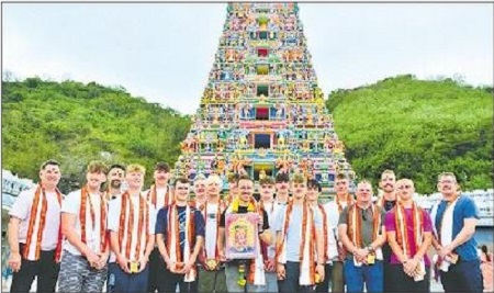 దుర్గమ్మ సేవలో ఇంగ్లండ్ అండర్-19 క్రికెట్ జట్టు