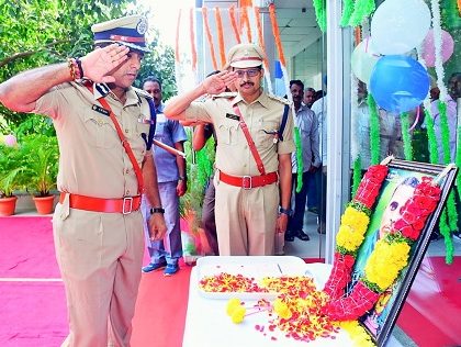 అమరజీవి పొట్టి శ్రీరాములుకు ఘన నివాళులర్పించిన పోలీస్ కమీషనర్ శ్రీ కాంతి రాణా టాటా ఐపిఎస్ గారు