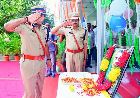 అమరజీవి పొట్టి శ్రీరాములుకు ఘన నివాళులర్పించిన పోలీస్ కమీషనర్ శ్రీ కాంతి రాణా టాటా ఐపిఎస్ గారు