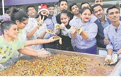 సందడిగా క్రిస్మస్ కేక్ మిక్సింగ్