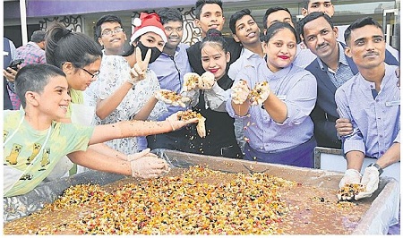 సందడిగా క్రిస్మస్ కేక్ మిక్సింగ్