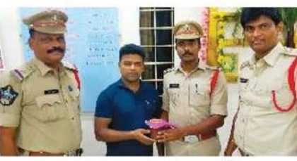 పోగొట్టుకున్న బంగారు గొలుసు అందజేత