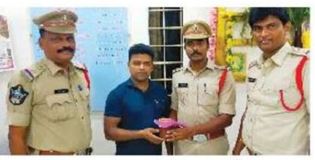 పోగొట్టుకున్న బంగారు గొలుసు అందజేత