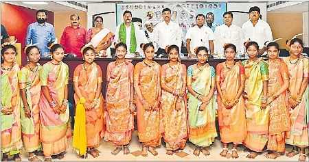 గిరిజనుల సమగ్రాభివృద్ధిలో భాగస్వాములవుదాం