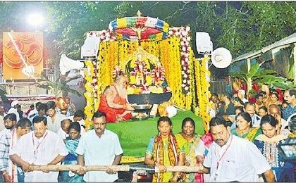 భక్తుల కోలాహలం మధ్య గిరి ప్రదక్షిణ