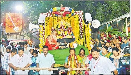 భక్తుల కోలాహలం మధ్య గిరి ప్రదక్షిణ