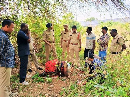 భూమిలో మద్యం సీసాల నిల్వలు