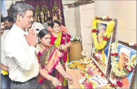 పుస్తకం పఠనం అలవర్చుకోవాలి